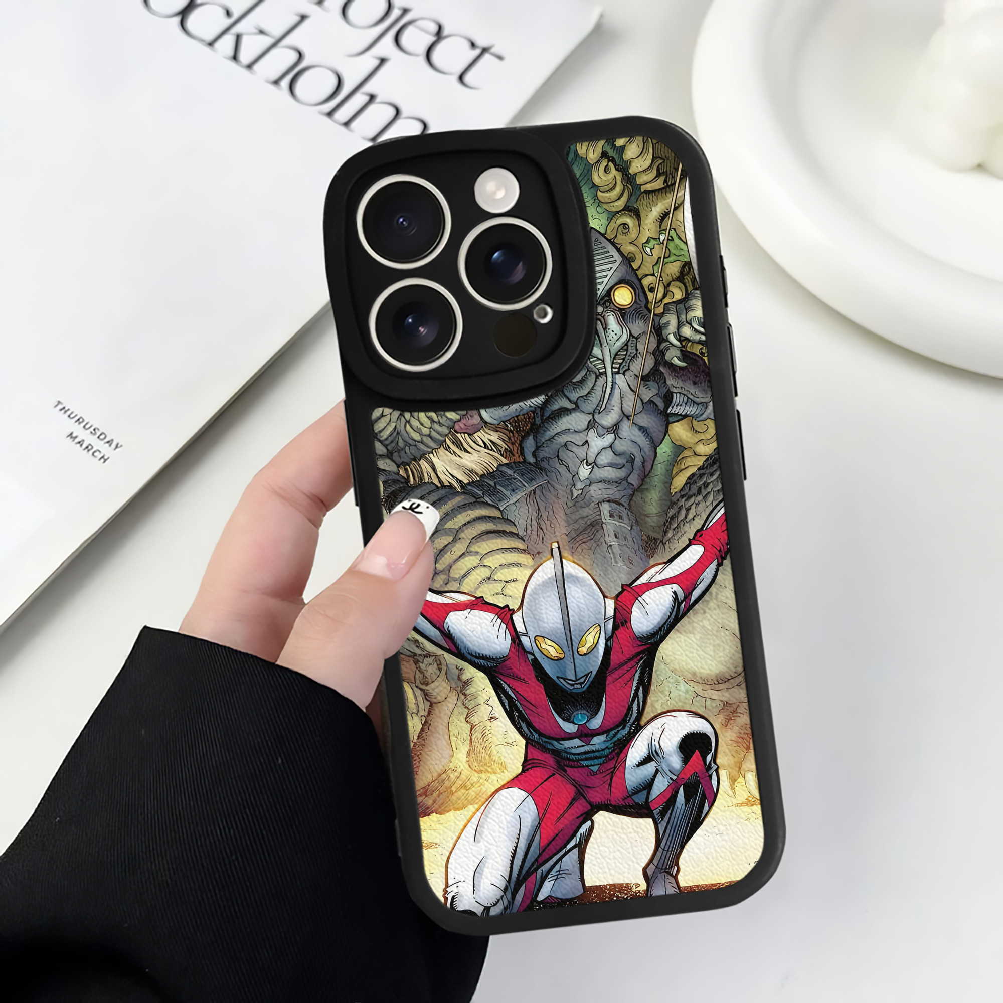（画像用） ウルトラマン Ultraman 【iPhone 16シリーズ対応】シリコンスマホケース（レザー調） 材質：シリコン